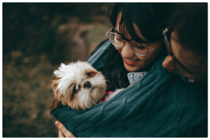 Pareja junto a su cachorro